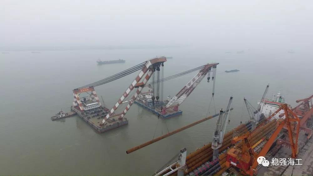 钢管桩吊装过驳.jpg