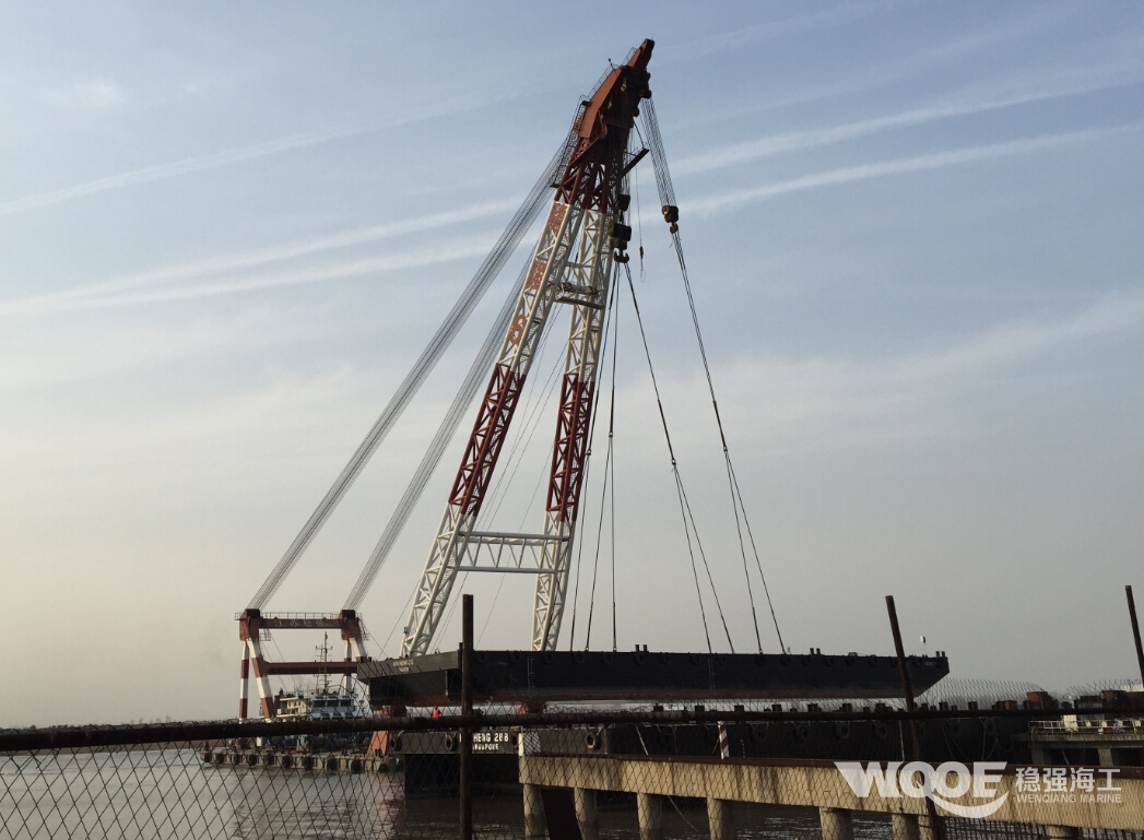 180尺无动力驳船吊装