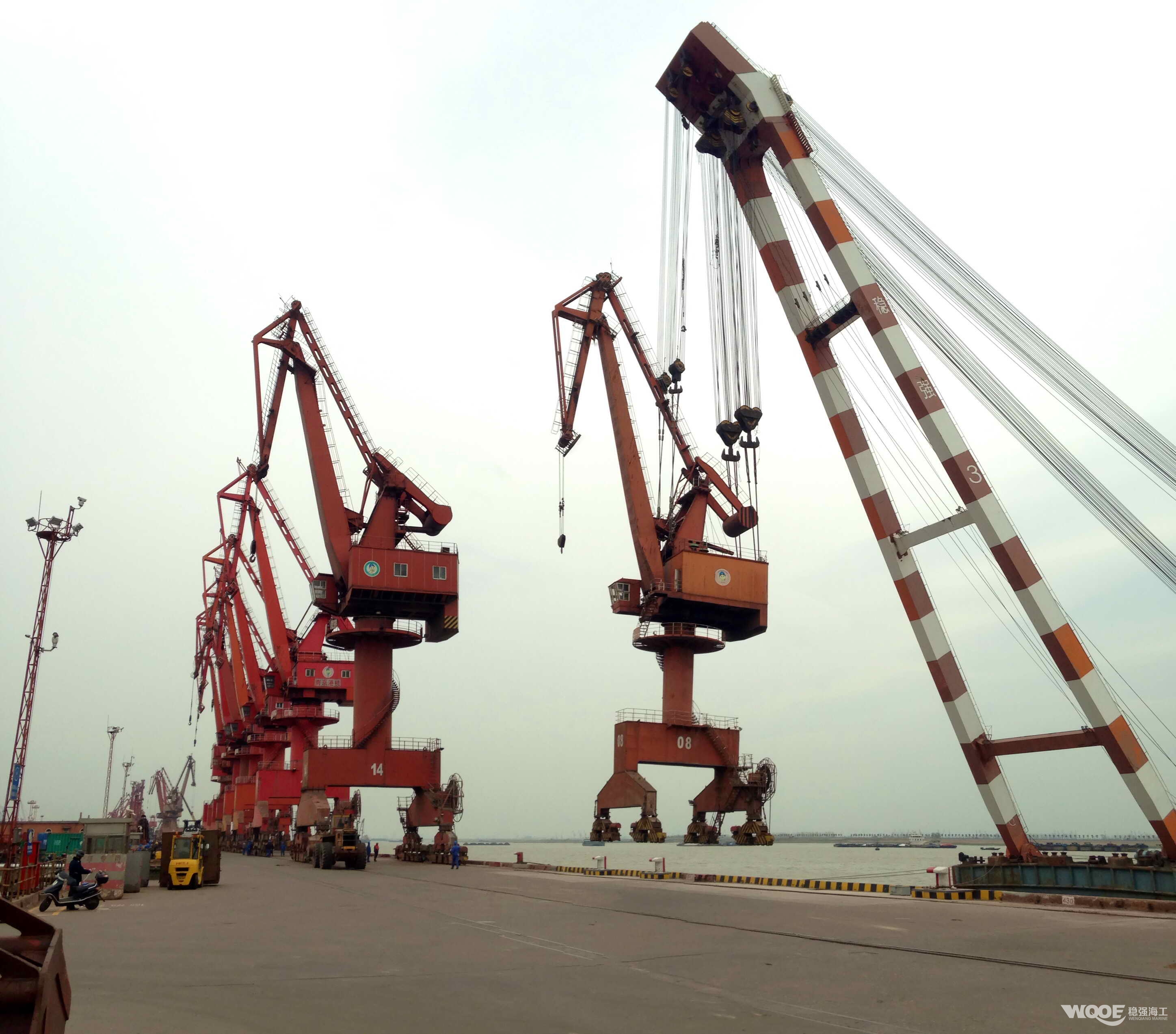 四连杆门机整机移位