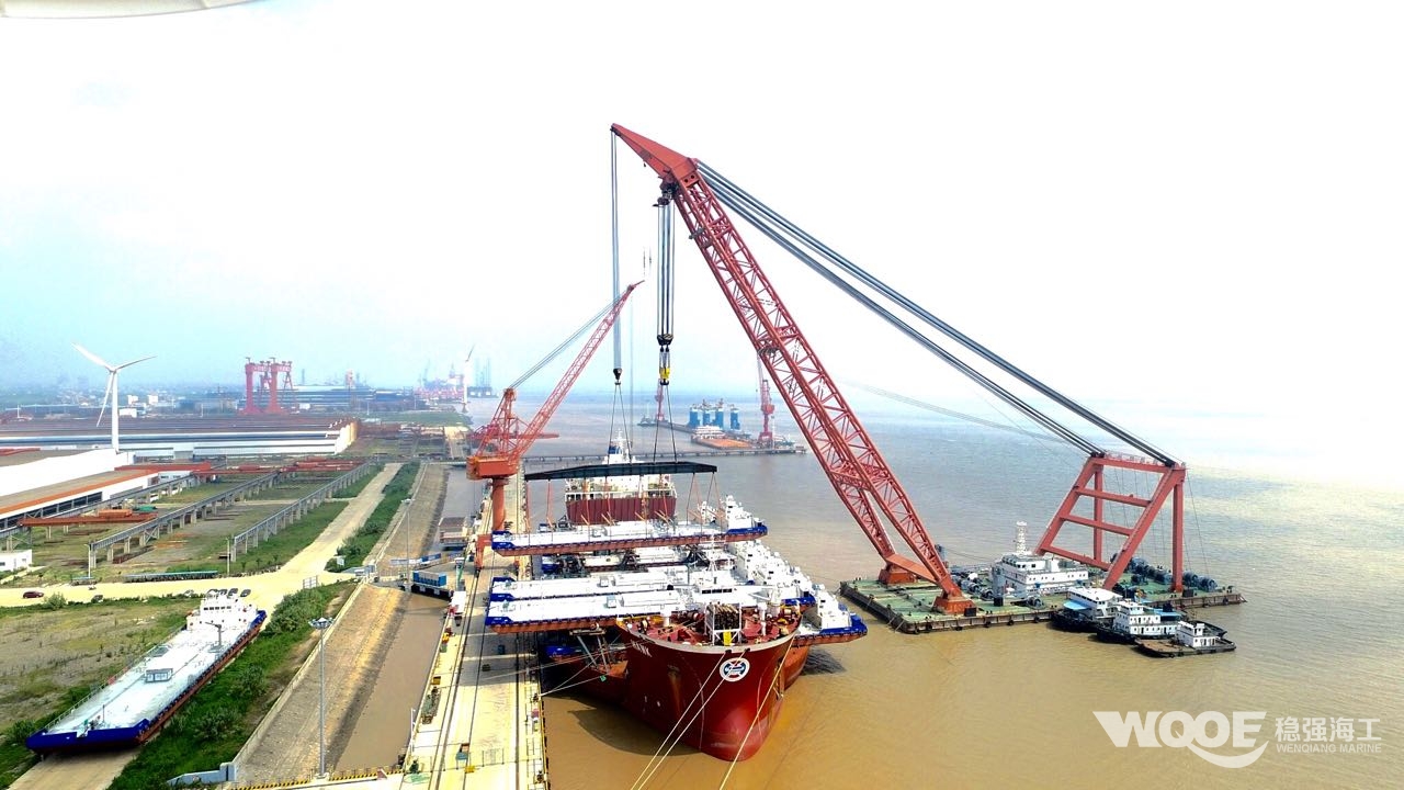 宏华1400T油驳吊装