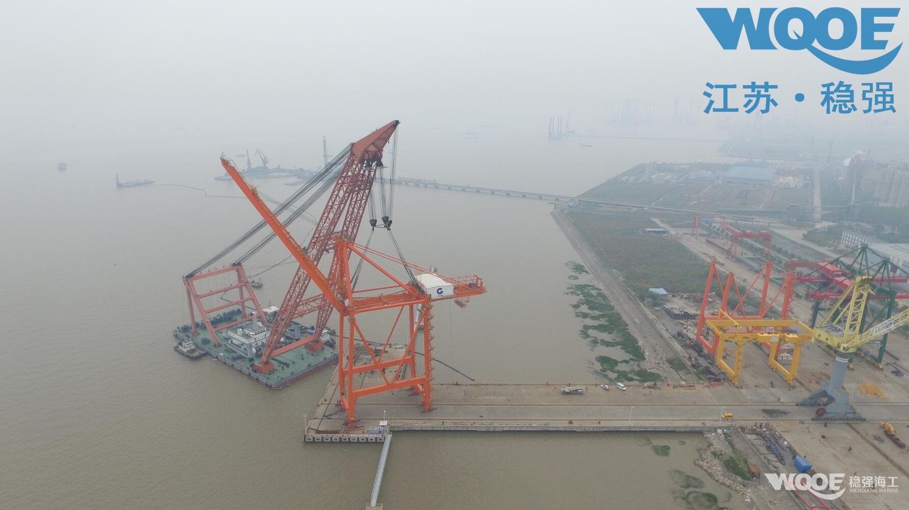 “稳强8”采用三钩起吊集装箱岸吊